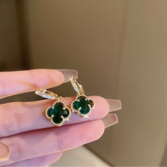 ✨2 for $30✨ Elegant Green Clover Drop Earrings - Picture 8 of 8